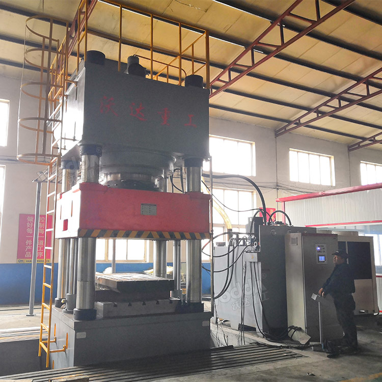 2000噸四柱液壓機(jī)客戶現(xiàn)場.jpg