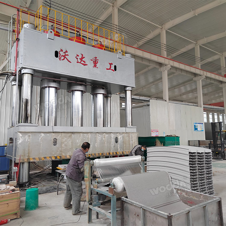 1500噸玻璃鋼電纜橋架成型油壓機.jpg