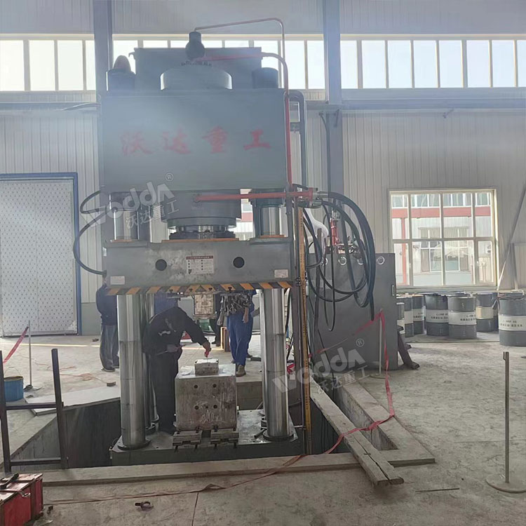 800噸匣缽油壓機(jī)客戶現(xiàn)場.jpg