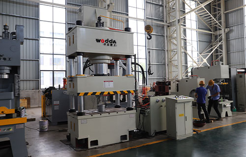 高效穩(wěn)定的鍛壓機床設備——四柱油壓機