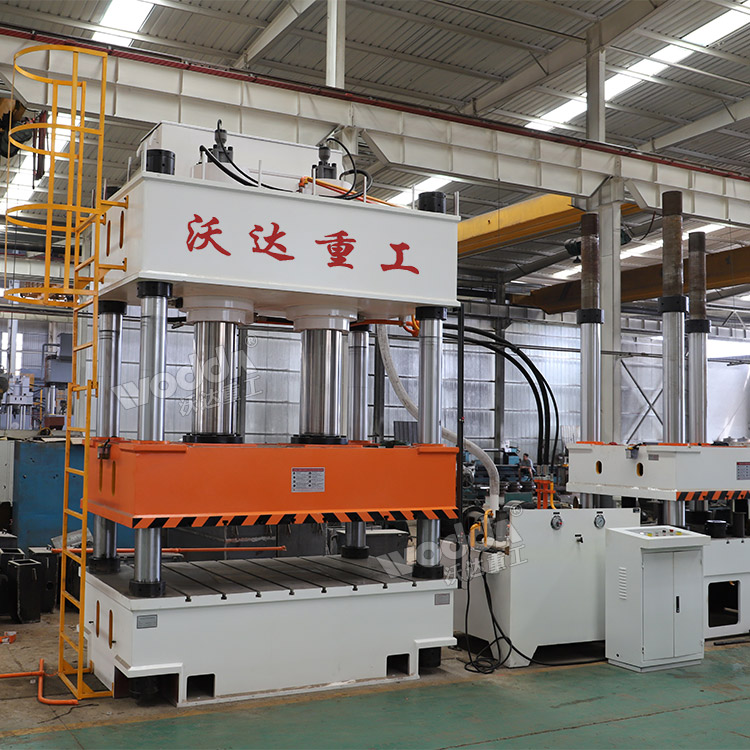 630噸三梁四柱油壓機車間實物.jpg